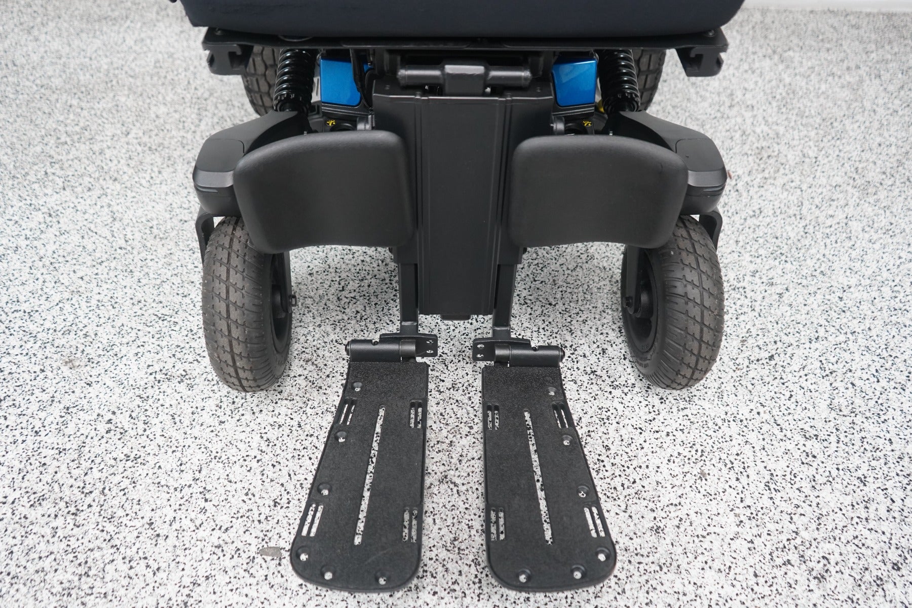 Quantum R-Trak Power Wheelchair Seat Lift, Tilt, Recline & Legs - 9018